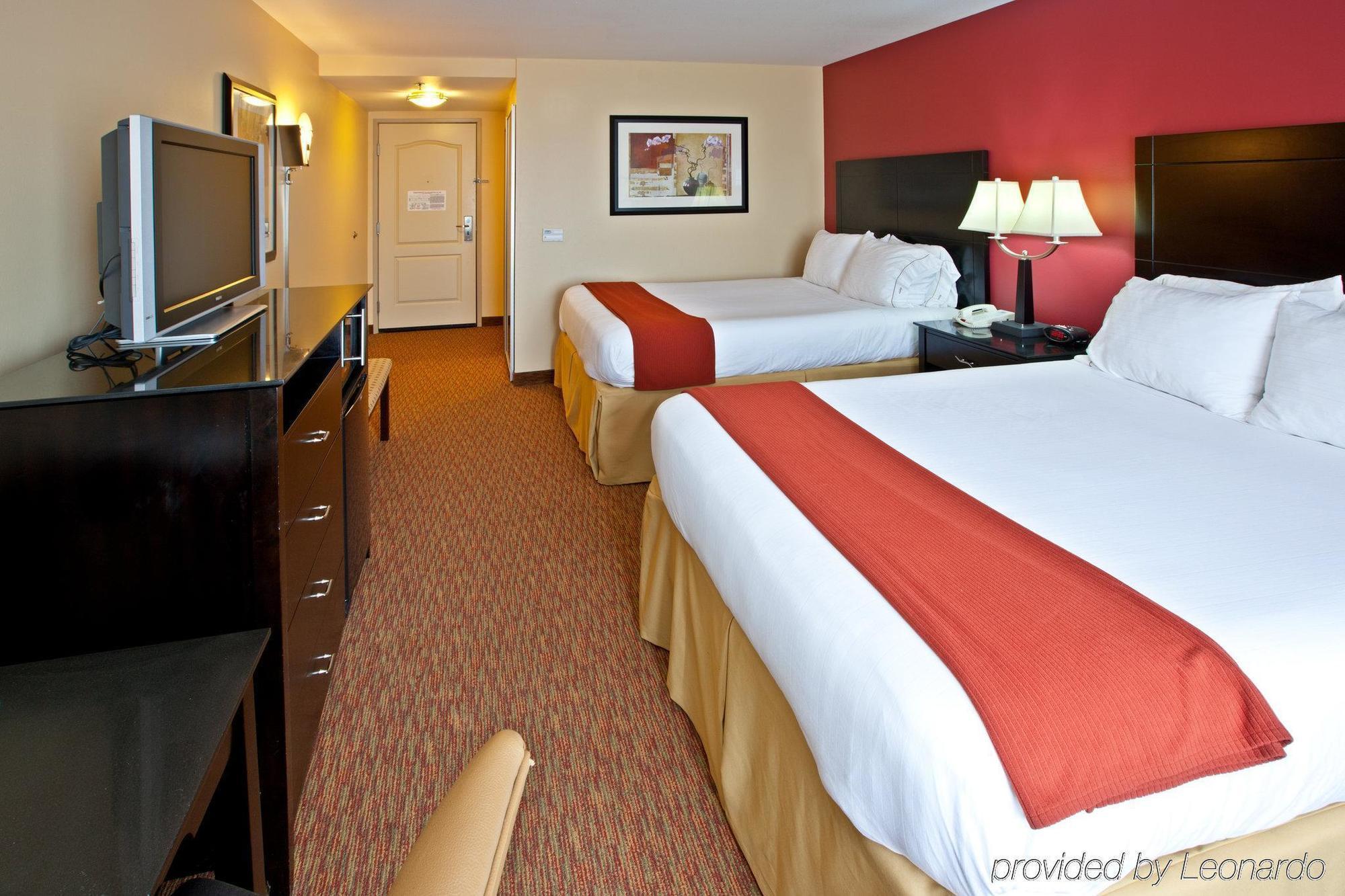 Holiday Inn Express & Suites Schererville By Ihg Room photo