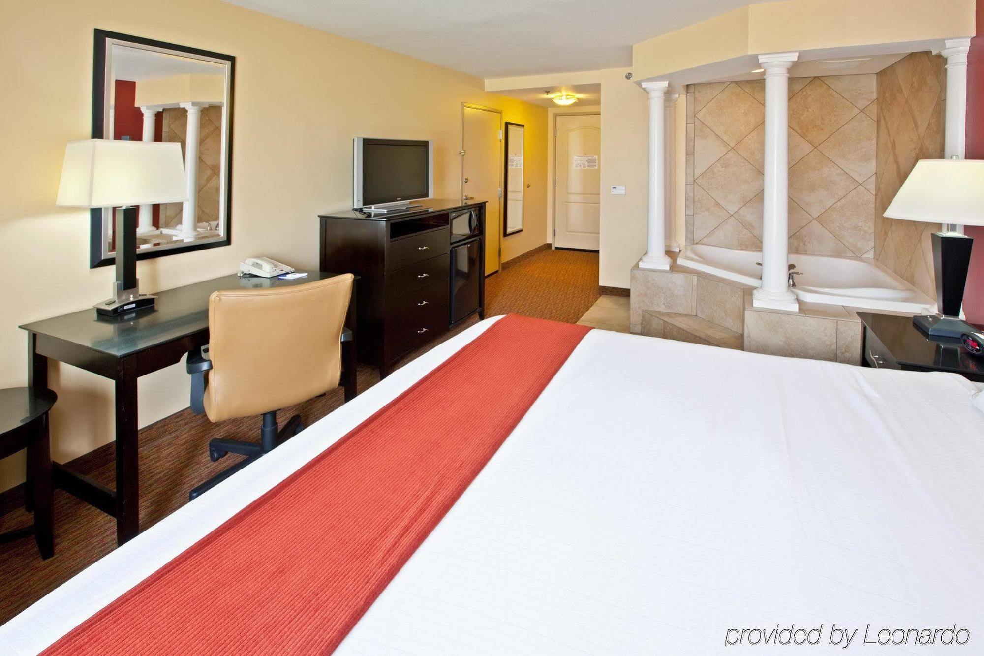 Holiday Inn Express & Suites Schererville By Ihg Room photo