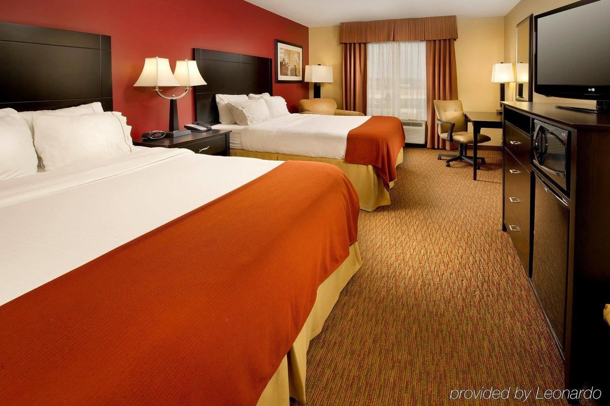 Holiday Inn Express & Suites Schererville By Ihg Room photo